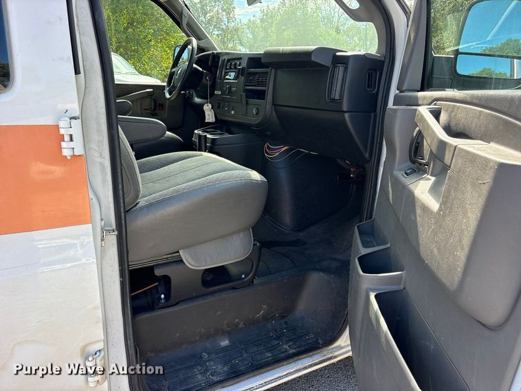 image for item ES8316 2017 Chevrolet Express 2500 van