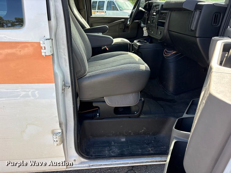 image for item ES8316 2017 Chevrolet Express 2500 van