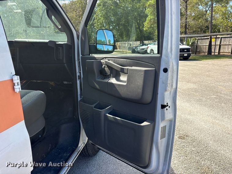 image for item ES8316 2017 Chevrolet Express 2500 van