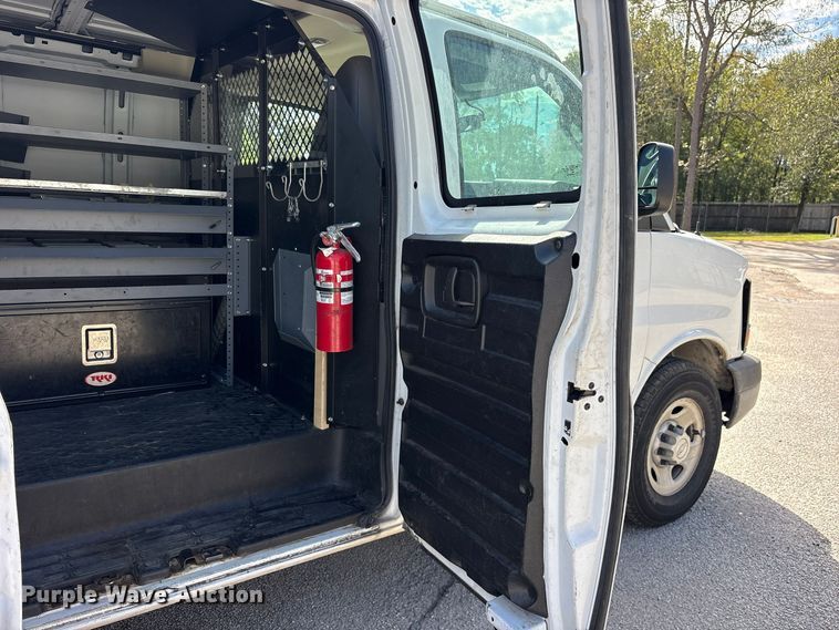 image for item ES8316 2017 Chevrolet Express 2500 van