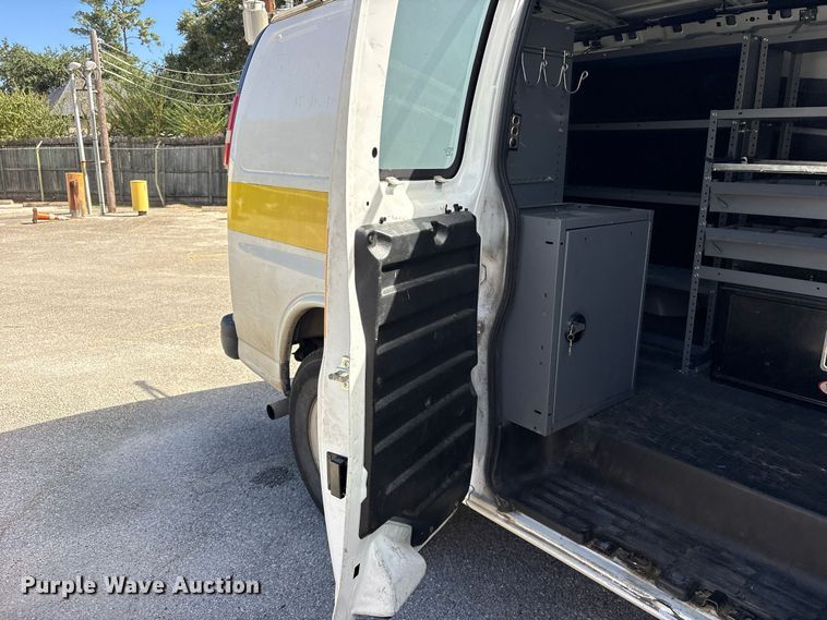 image for item ES8316 2017 Chevrolet Express 2500 van