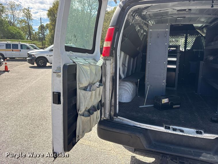 image for item ES8316 2017 Chevrolet Express 2500 van