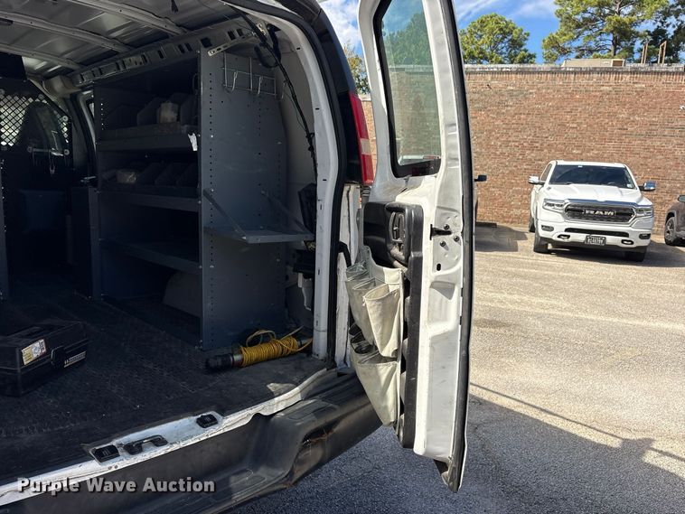 image for item ES8316 2017 Chevrolet Express 2500 van