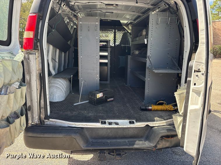 image for item ES8316 2017 Chevrolet Express 2500 van
