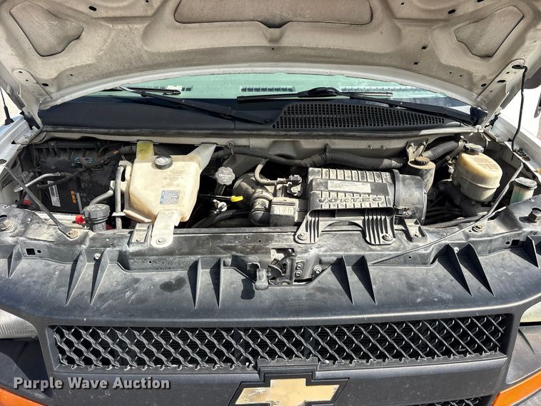 image for item ES8316 2017 Chevrolet Express 2500 van