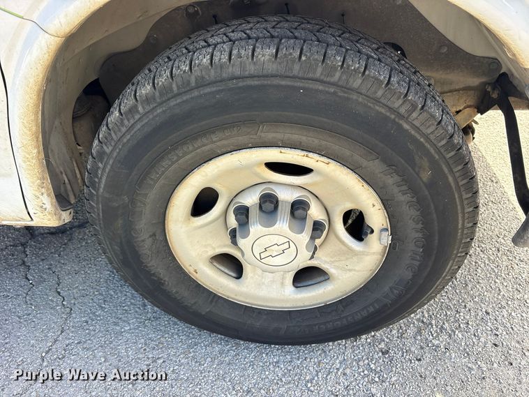 image for item ES8316 2017 Chevrolet Express 2500 van