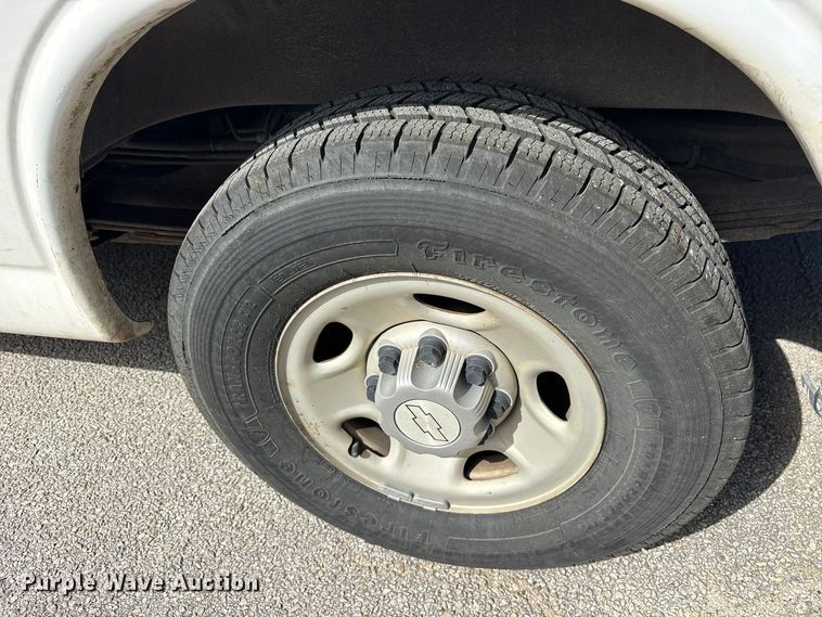 image for item ES8316 2017 Chevrolet Express 2500 van