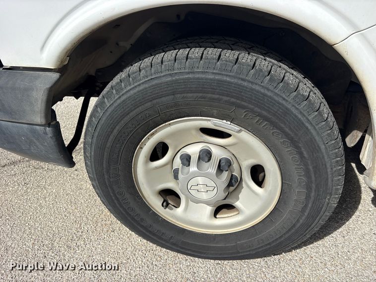image for item ES8316 2017 Chevrolet Express 2500 van