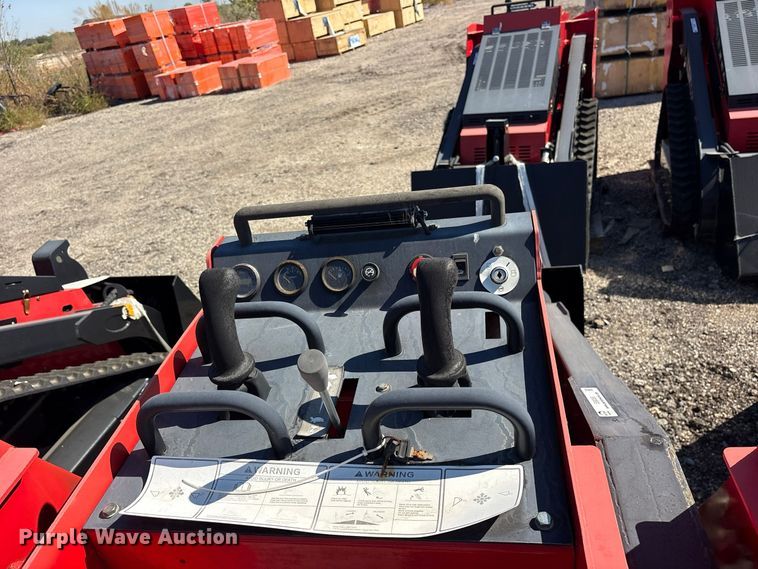 image for item ES8355 2024 Erie SCL850 compact utility loader