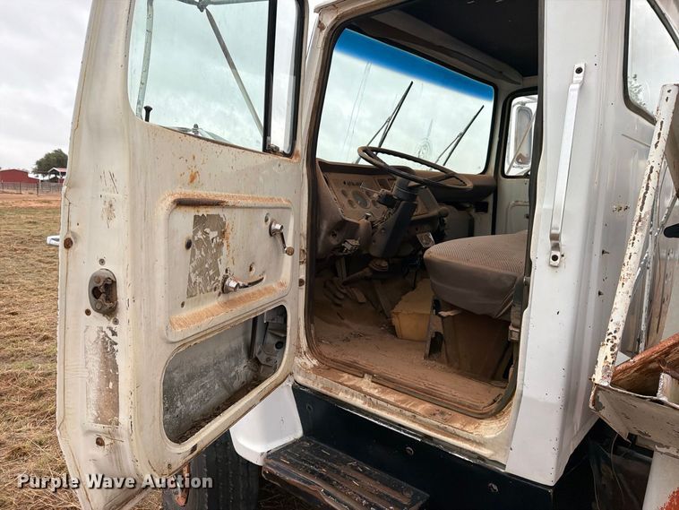 image for item EU5912 1980 Ford 7000 digger derrick truck