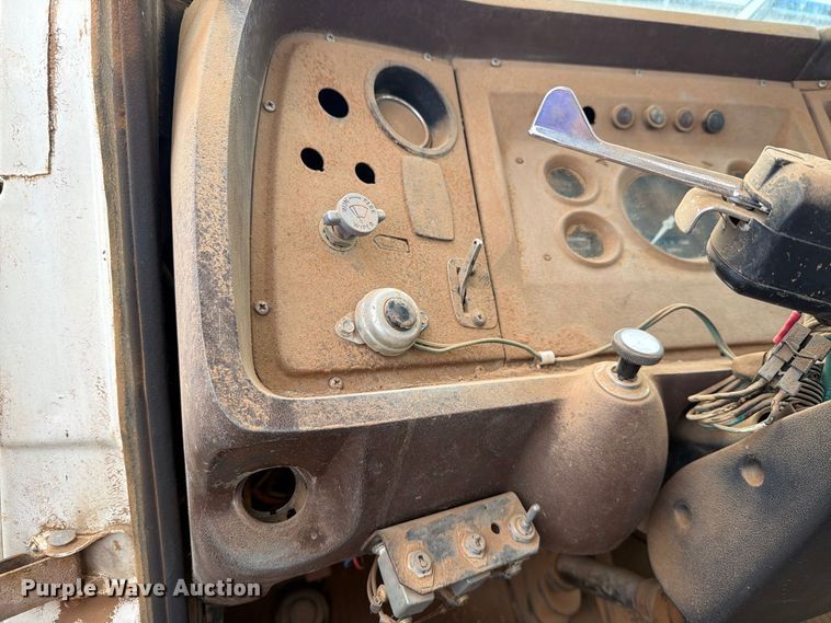 image for item EU5912 1980 Ford 7000 digger derrick truck