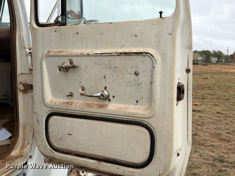 image for item EU5912 1980 Ford 7000 digger derrick truck