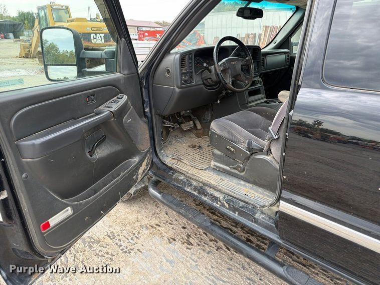image for item EV7019 2006 GMC Sierra 2500HD Ext. Cab dump flatbed pickup truck