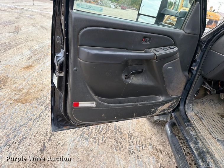 image for item EV7019 2006 GMC Sierra 2500HD Ext. Cab dump flatbed pickup truck