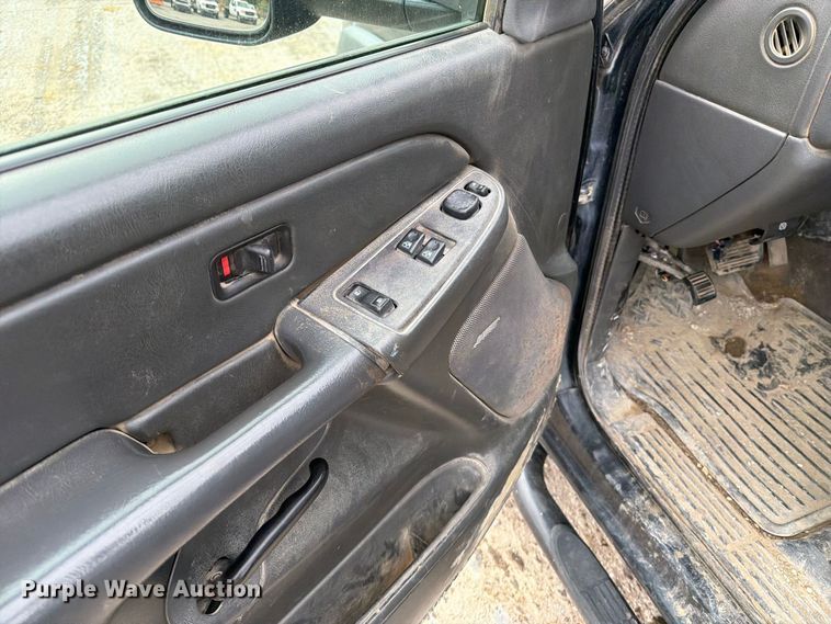 image for item EV7019 2006 GMC Sierra 2500HD Ext. Cab dump flatbed pickup truck
