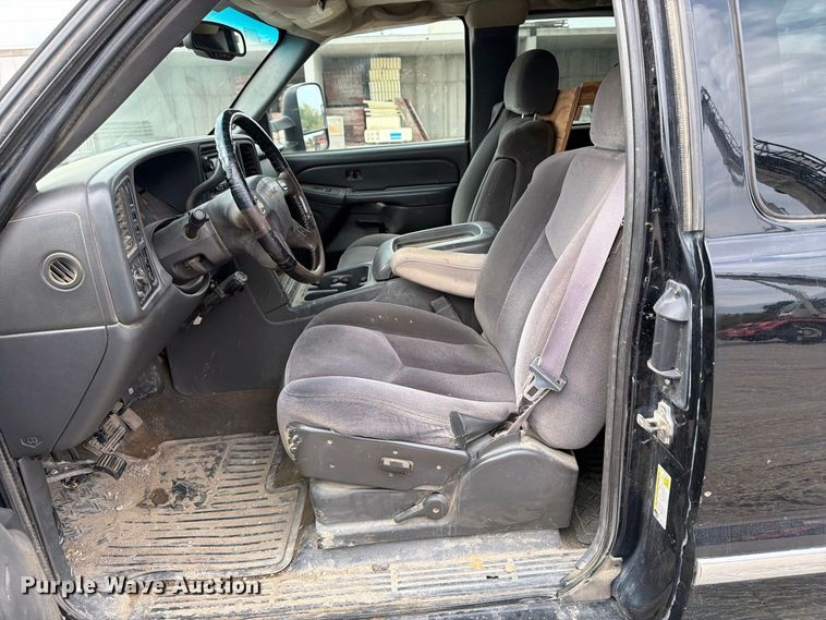 image for item EV7019 2006 GMC Sierra 2500HD Ext. Cab dump flatbed pickup truck