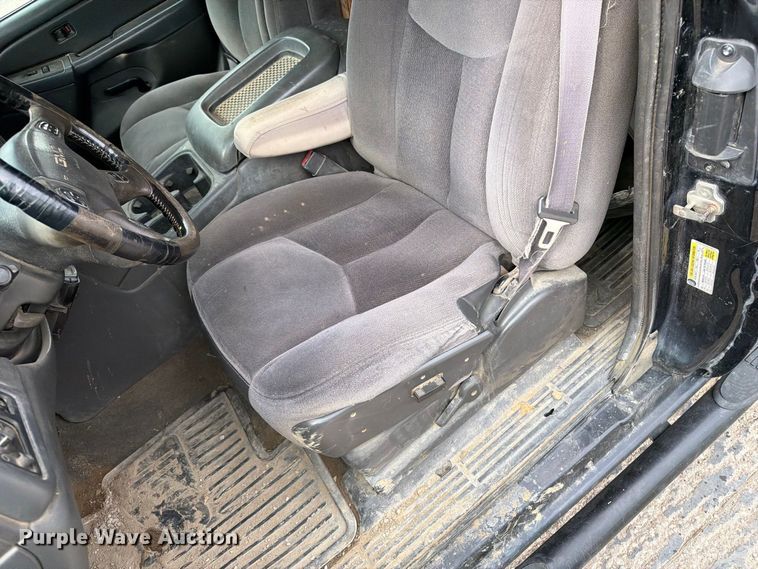 image for item EV7019 2006 GMC Sierra 2500HD Ext. Cab dump flatbed pickup truck