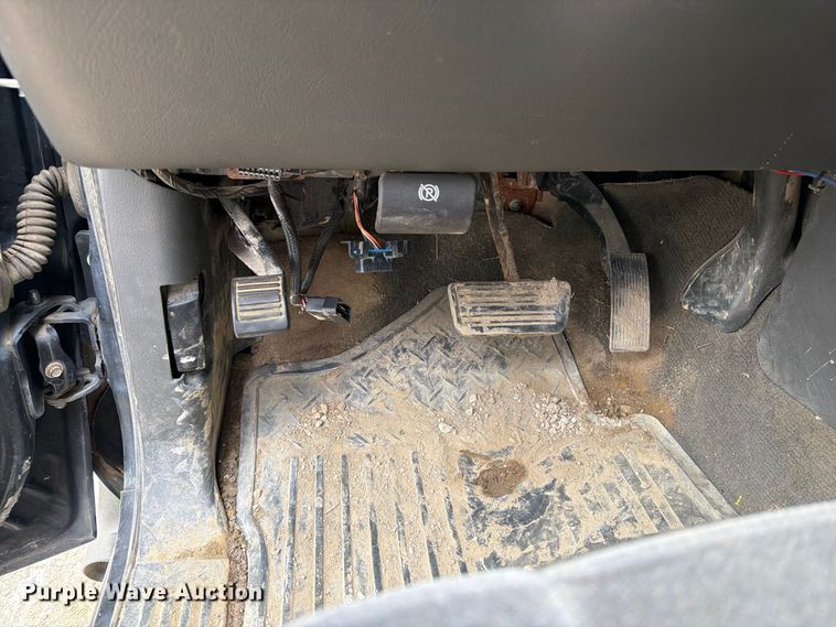 image for item EV7019 2006 GMC Sierra 2500HD Ext. Cab dump flatbed pickup truck