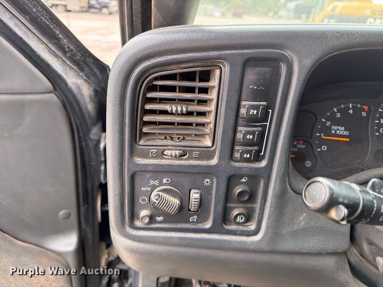 image for item EV7019 2006 GMC Sierra 2500HD Ext. Cab dump flatbed pickup truck