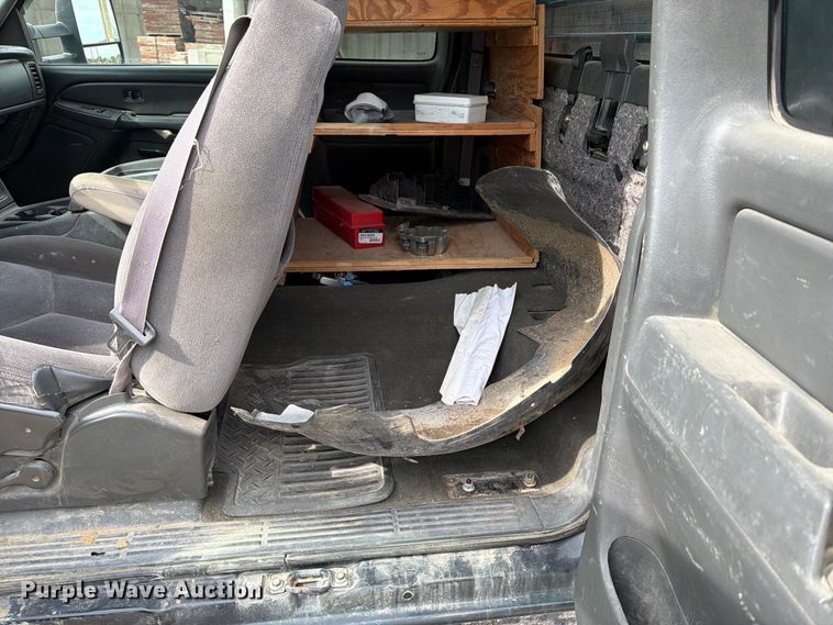image for item EV7019 2006 GMC Sierra 2500HD Ext. Cab dump flatbed pickup truck