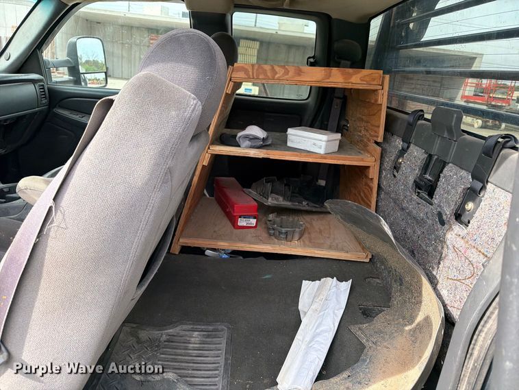image for item EV7019 2006 GMC Sierra 2500HD Ext. Cab dump flatbed pickup truck
