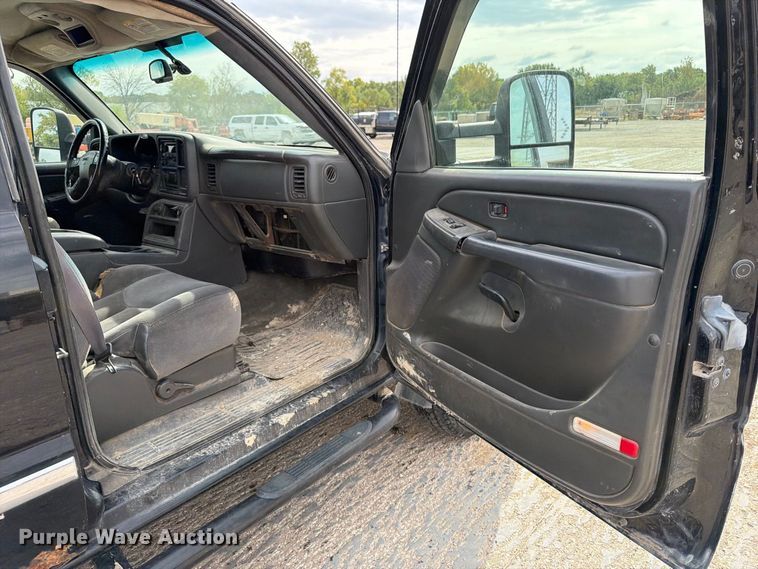 image for item EV7019 2006 GMC Sierra 2500HD Ext. Cab dump flatbed pickup truck