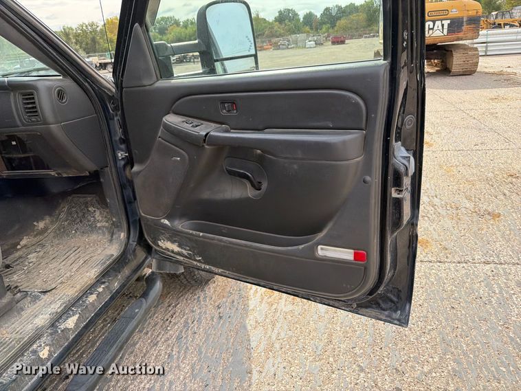 image for item EV7019 2006 GMC Sierra 2500HD Ext. Cab dump flatbed pickup truck