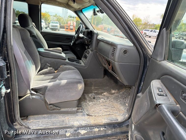 image for item EV7019 2006 GMC Sierra 2500HD Ext. Cab dump flatbed pickup truck