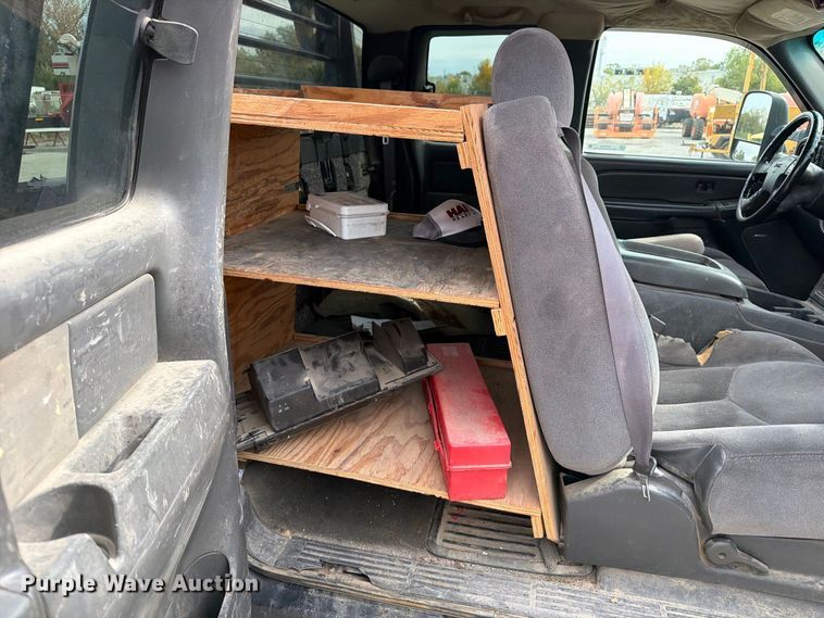 image for item EV7019 2006 GMC Sierra 2500HD Ext. Cab dump flatbed pickup truck