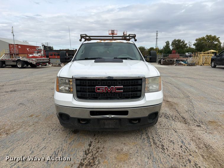 image for item EV7020 2012 GMC Sierra 3500HD Crew Cab flatbed pickup truck