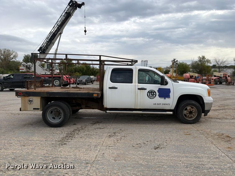 image for item EV7020 2012 GMC Sierra 3500HD Crew Cab flatbed pickup truck