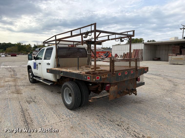 image for item EV7020 2012 GMC Sierra 3500HD Crew Cab flatbed pickup truck