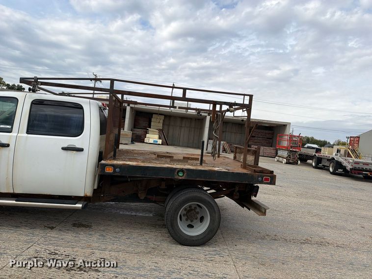 image for item EV7020 2012 GMC Sierra 3500HD Crew Cab flatbed pickup truck