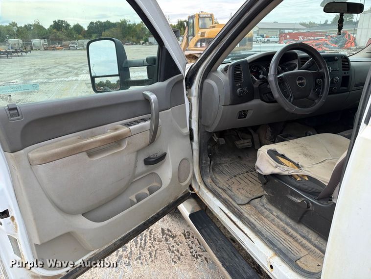 image for item EV7020 2012 GMC Sierra 3500HD Crew Cab flatbed pickup truck
