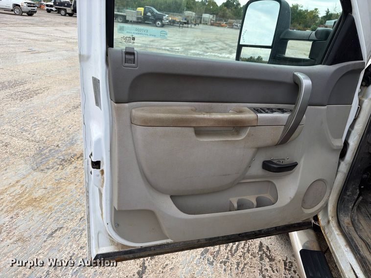 image for item EV7020 2012 GMC Sierra 3500HD Crew Cab flatbed pickup truck