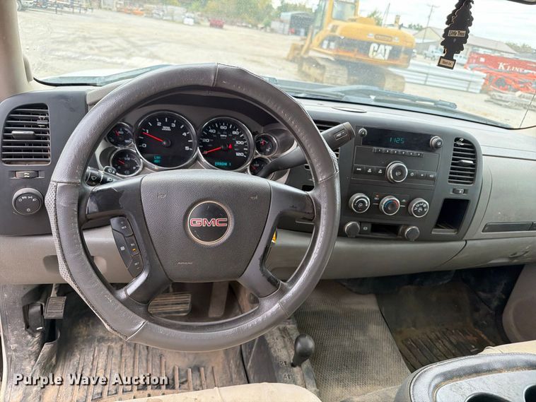 image for item EV7020 2012 GMC Sierra 3500HD Crew Cab flatbed pickup truck