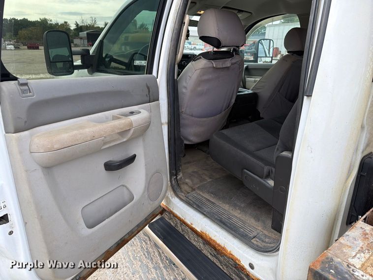 image for item EV7020 2012 GMC Sierra 3500HD Crew Cab flatbed pickup truck