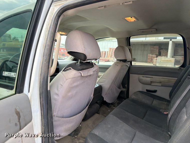 image for item EV7020 2012 GMC Sierra 3500HD Crew Cab flatbed pickup truck