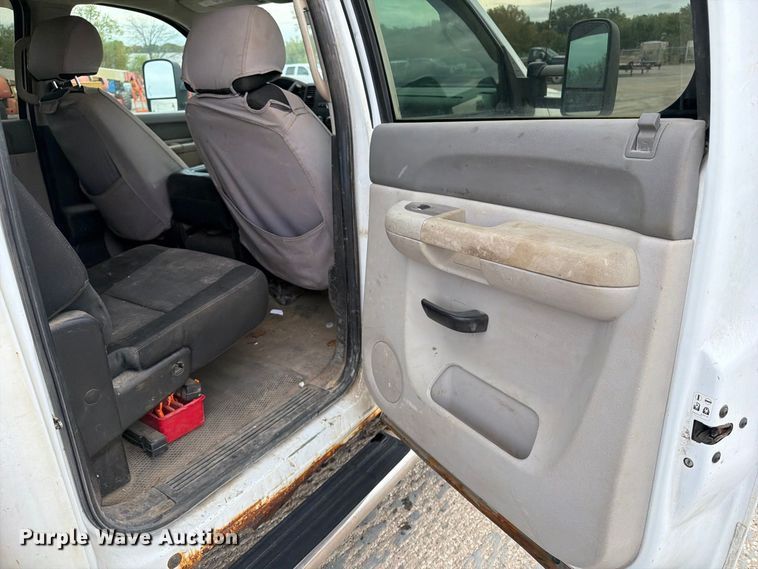 image for item EV7020 2012 GMC Sierra 3500HD Crew Cab flatbed pickup truck