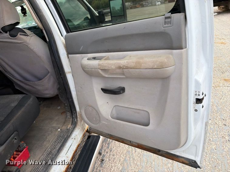 image for item EV7020 2012 GMC Sierra 3500HD Crew Cab flatbed pickup truck