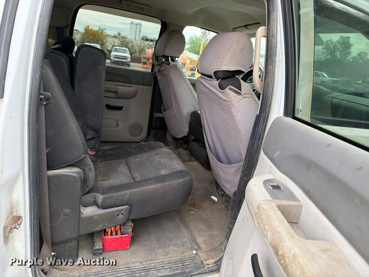 image for item EV7020 2012 GMC Sierra 3500HD Crew Cab flatbed pickup truck