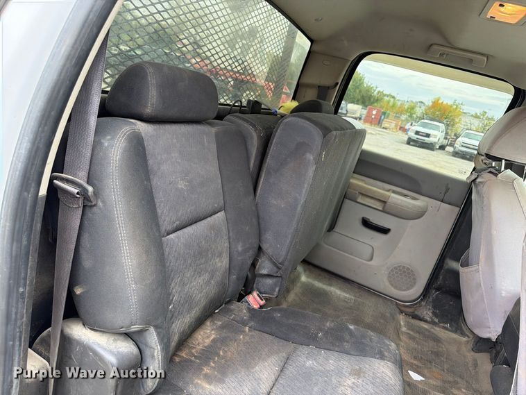 image for item EV7020 2012 GMC Sierra 3500HD Crew Cab flatbed pickup truck