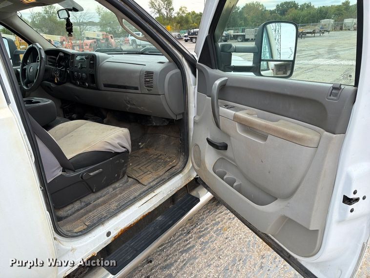 image for item EV7020 2012 GMC Sierra 3500HD Crew Cab flatbed pickup truck
