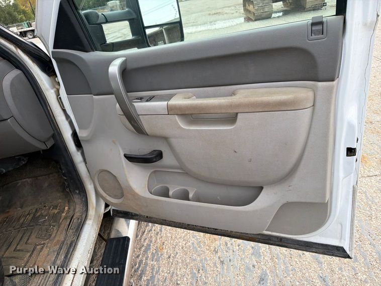 image for item EV7020 2012 GMC Sierra 3500HD Crew Cab flatbed pickup truck