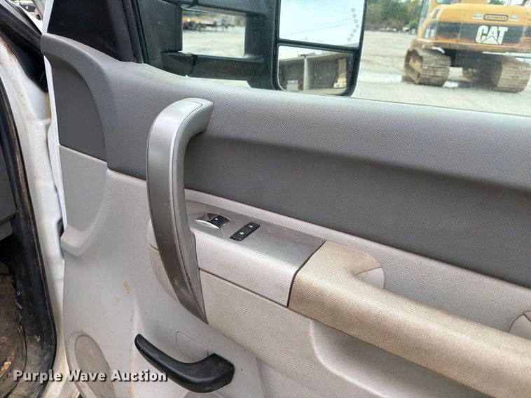 image for item EV7020 2012 GMC Sierra 3500HD Crew Cab flatbed pickup truck