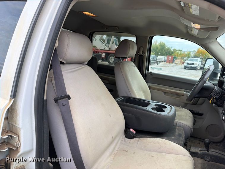 image for item EV7020 2012 GMC Sierra 3500HD Crew Cab flatbed pickup truck