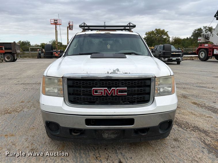 image for item EV7021 2013 GMC Sierra 3500HD Crew Cab flatbed pickup truck