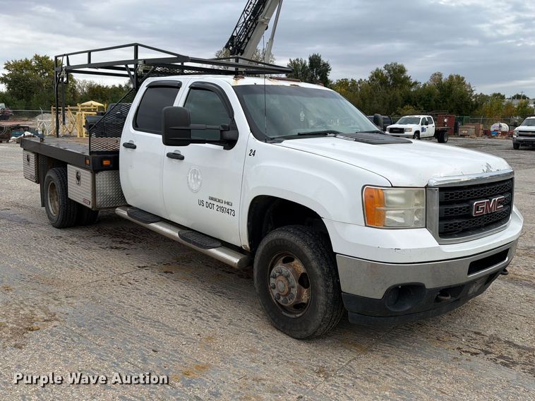 image for item EV7021 2013 GMC Sierra 3500HD Crew Cab flatbed pickup truck