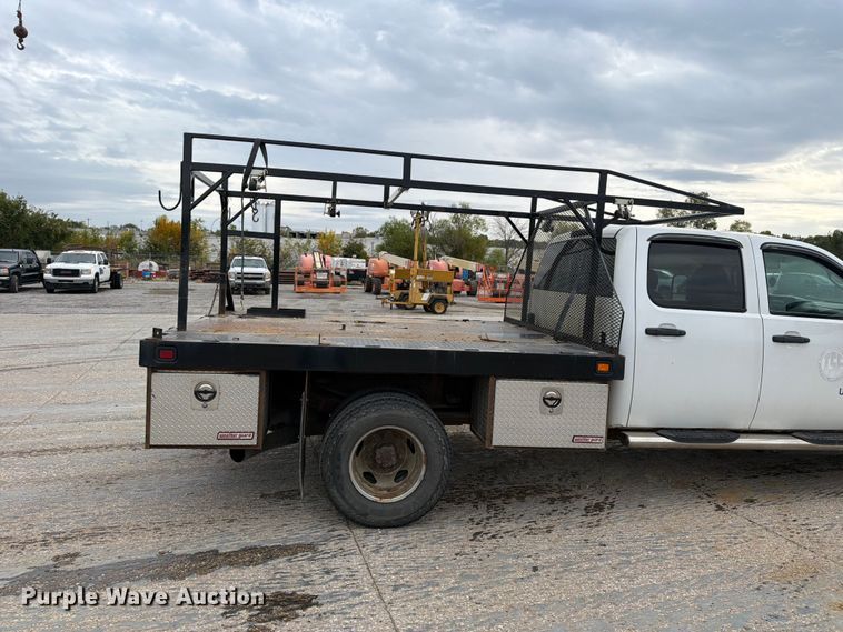image for item EV7021 2013 GMC Sierra 3500HD Crew Cab flatbed pickup truck