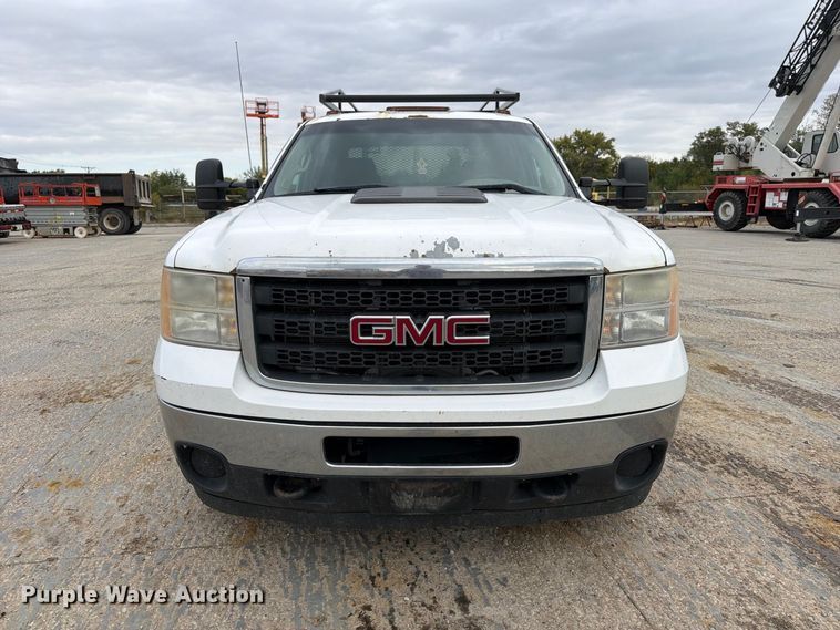 image for item EV7021 2013 GMC Sierra 3500HD Crew Cab flatbed pickup truck
